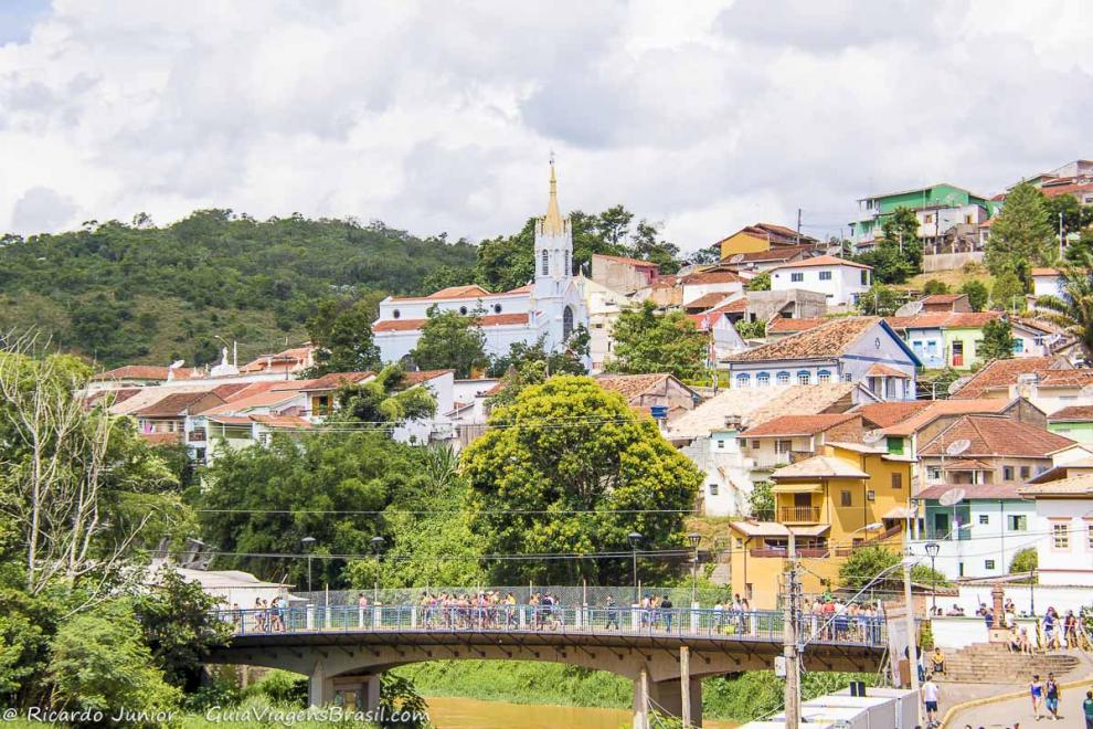 Imagem das casas e ao topo a igreja Nossa Senhora das Merces em Sao Luiz do Paraitinga.